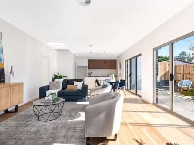 Rental! 2/109 Eggleston Crescent, CHIFLEY Townhouse for rent.