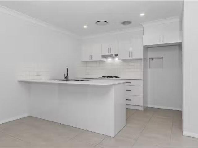 Rental! 2/11 Aspen Drive, Gillieston Heights Townhouse for ren.