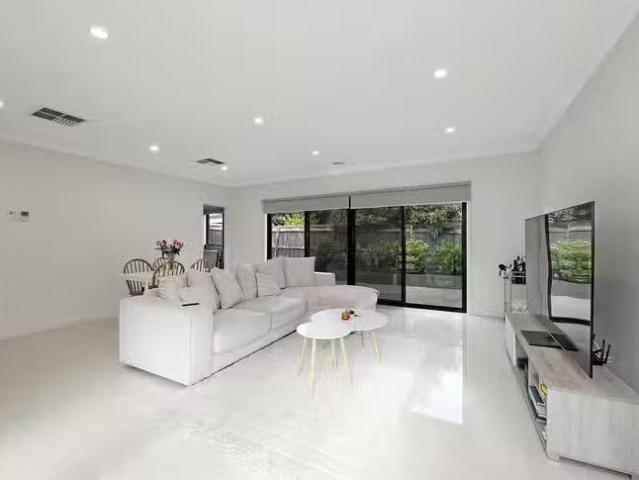Deal! 2/12 Ivan Crescent, Hampton Park, VIC 3976
