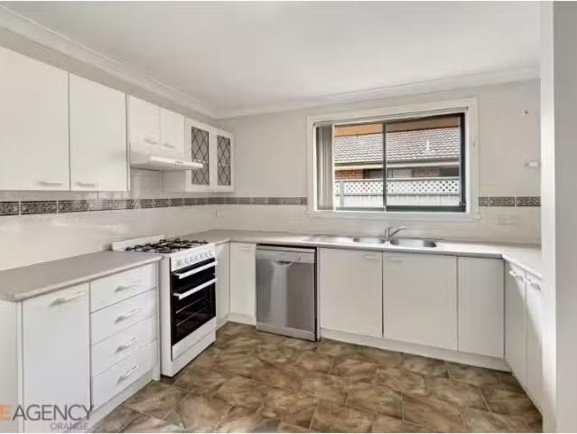 Charming 2/13 Orchard Grove Road, Orange Townhouse for rent L.