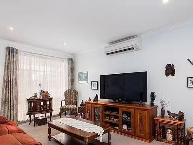For Rent! 2/15 Harrison Court, Altona Meadows, VIC 3028