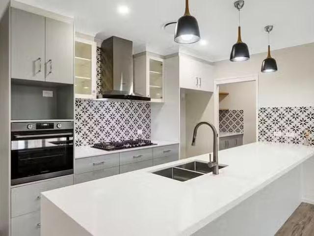 Deal! 21 Catherine Circuit, Middle Ridge, QLD 4350