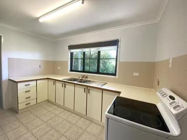 Charming 2/22 Booth Avenue, Tannum Sands, QLD 4680