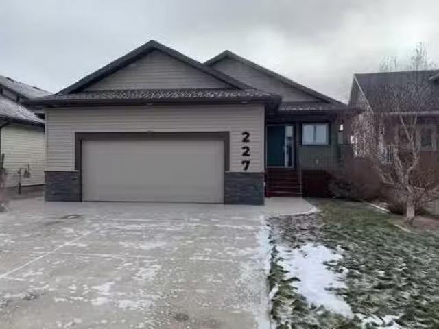 New 227 Mt Sundial Court West, Lethbridge, AB, T1J 5C2 house.