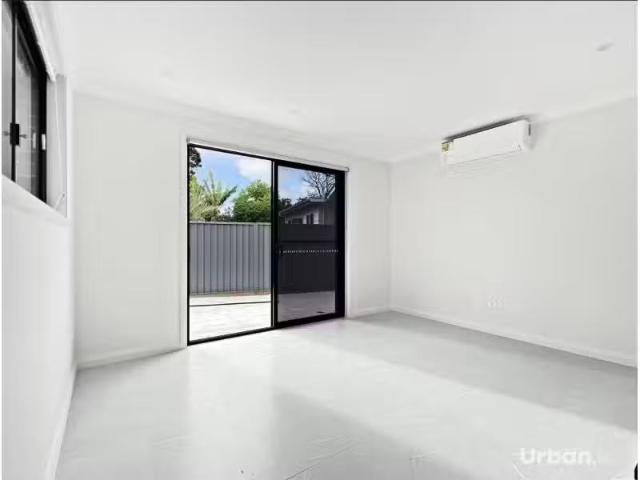 Nice 22A Tangaloa Crescent, Lethbridge Park House for rent Li.