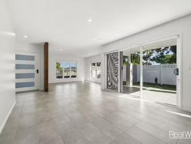 Cheap 2/362 Hume Street, Centenary Heights, QLD 4350