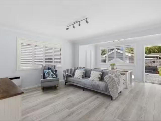 For Rent! 27 Gondola Road, North Narrabeen House for rent Lis.