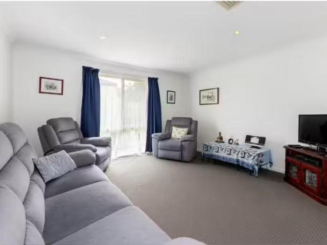 Cozy 27 Meyer Place, THURGOONA House for rent Listed by Toni.