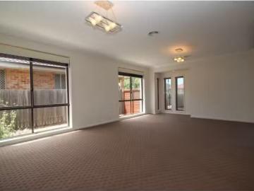 Cozy 27 Nimbera Street, HARRISON House for rent Listed by Mat.