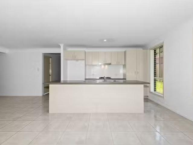 Charming 24 Tempranillo Crescent, Cessnock House for rent Lis.
