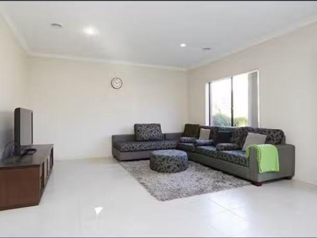 Cheap 24 Whitecaps Avenue, Point Cook, VIC 3030