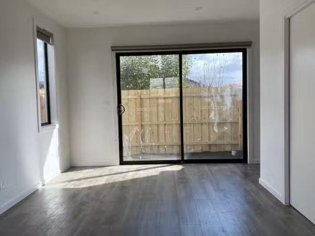 Nice 2/52 James Street, St Albans VIC 3021