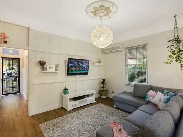 Charming 25 Warwick Street, Harristown, QLD 4350