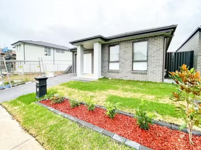 Cozy 25 Cabbage Gum Avenue, DENHAM COURT House for rent Liste.