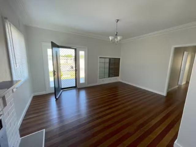 Deal! 25 Chatham Avenue, TAREE House for rent Listed by Rebek.