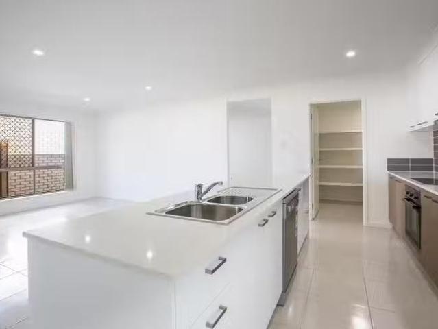 Charming 25 Mount Archer Road, Park Ridge, QLD 4125