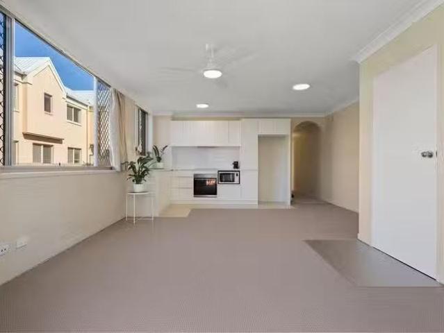 For Rent! 2/6 Garden Street, Southport, QLD 4215