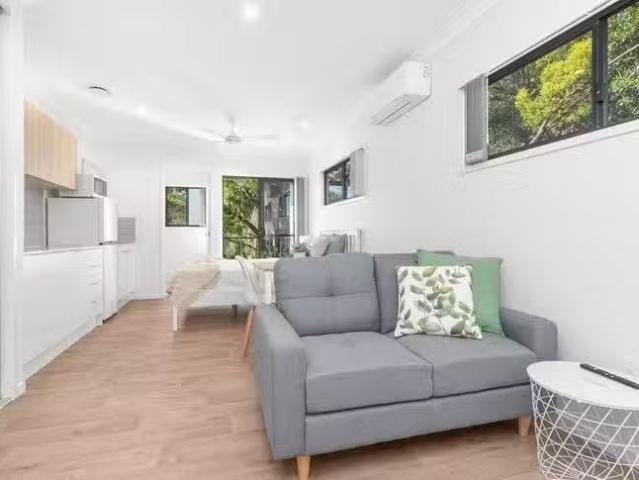 Unique 2/73 Marshall Road, Rocklea, QLD 4106