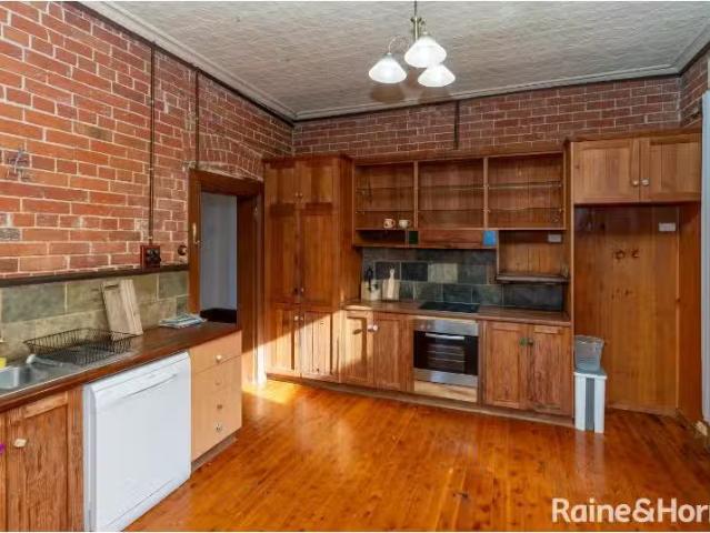 Unique 275 Edward Street, WAGGA WAGGA House for rent Listed b.