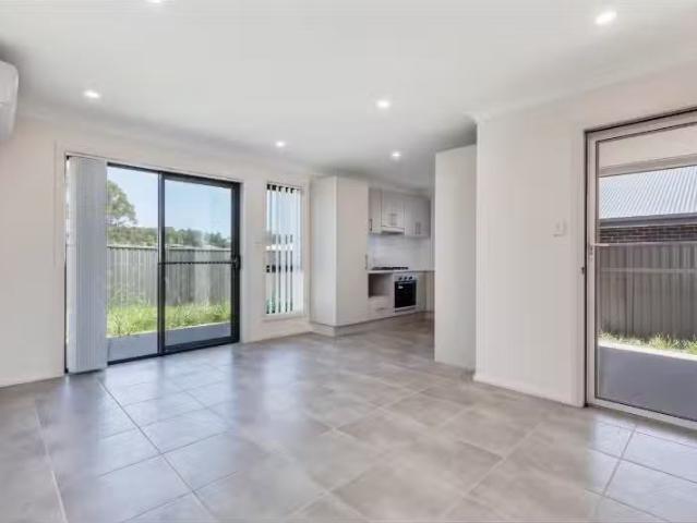 Just in! 2/75 Lakeside Circuit, CESSNOCK Apartment for rent L.