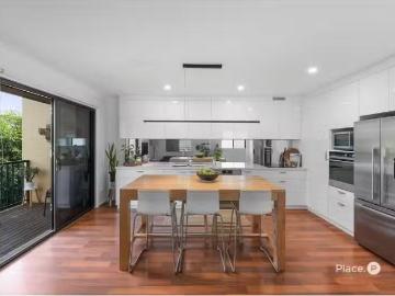 Nice 28/316 Long Street East, Graceville Townhouse for rent L.