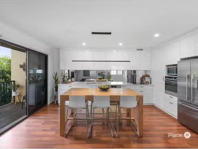 New 28/316 Long Street East, Graceville Townhouse for rent Li.