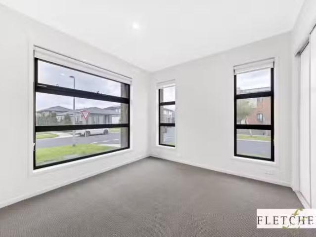 New 28 Bowling Avenue, Point Cook VIC 3030 House For Lease