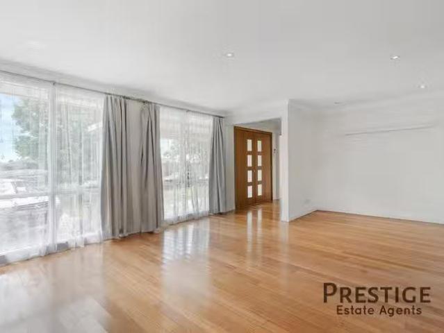 Cozy 28 Longfellow Street, Wetherill Park, NSW 2164