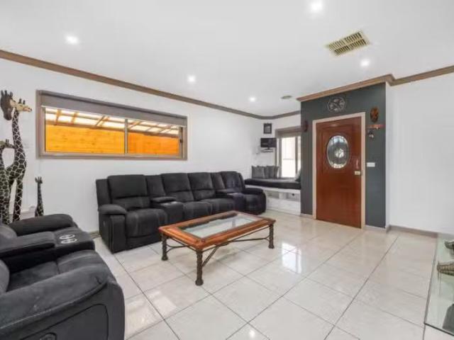 Cozy 2/8 Palm Street, Thomastown VIC 3074 Unit For Lease