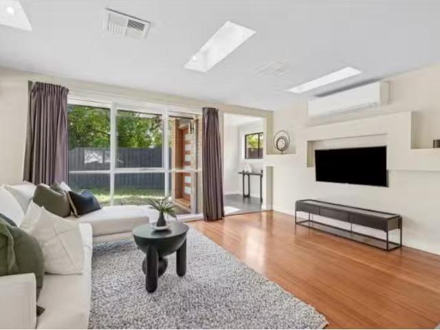 Cozy 29 Shakespeare Ave, Mooroolbark House for rent Listed by.