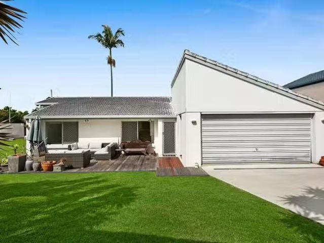 Cozy 2 Adler Court, Benowa, QLD 4217