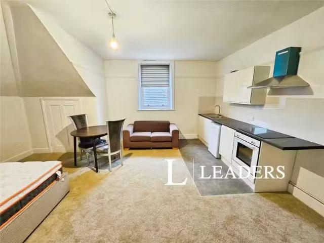 Charming 2 BA Studio flat for rent in The Drive, Hove, East Su.