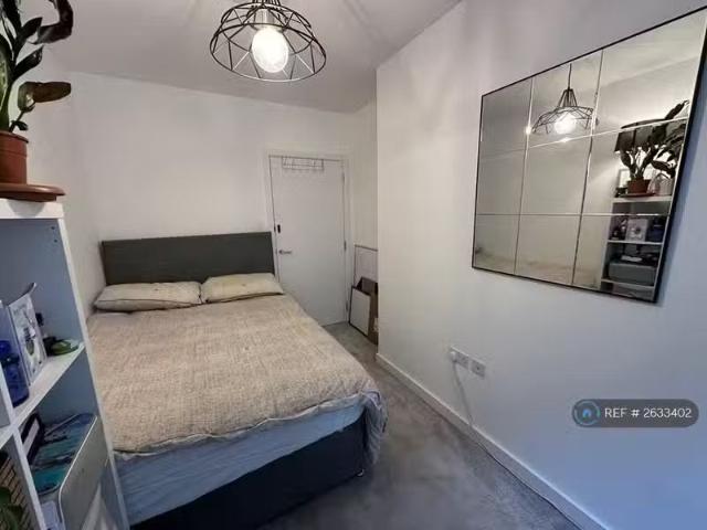 Cheap 2 BA 1 bedroom flat share for rent in Thunderer Street.