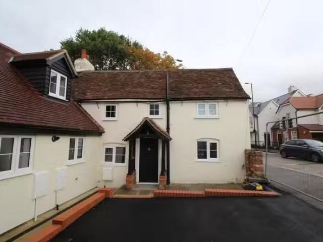 Just in! 2 BA 2 bedroom terraced house for rent in Laindon Roa.