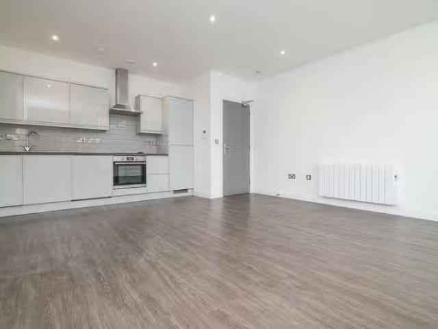 Just in! 2 BA 2 bedroom apartment for rent in Lichfield Road.