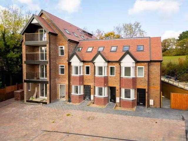 Cozy 2 BA 2 bedroom apartment for rent in Mitchley Hill, South.