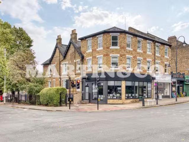 Charming 2 BA 2 bedroom apartment for rent in Wanstead Heights.