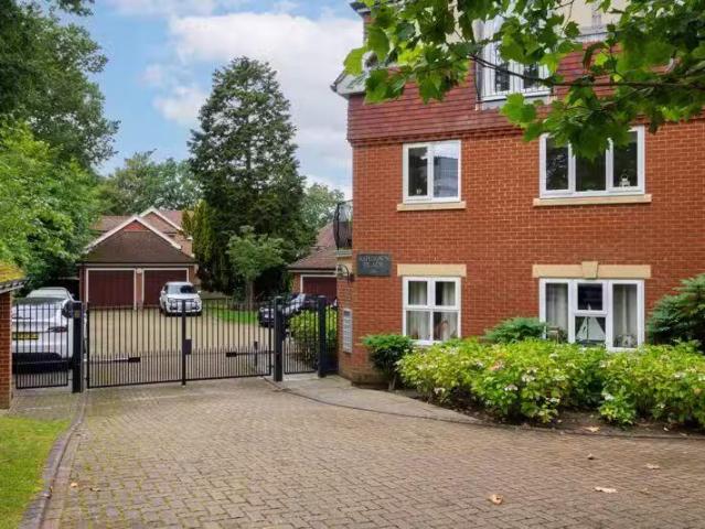 Deal! 2 BA 2 bedroom flat for rent in Ashdown Place, Stanstead.