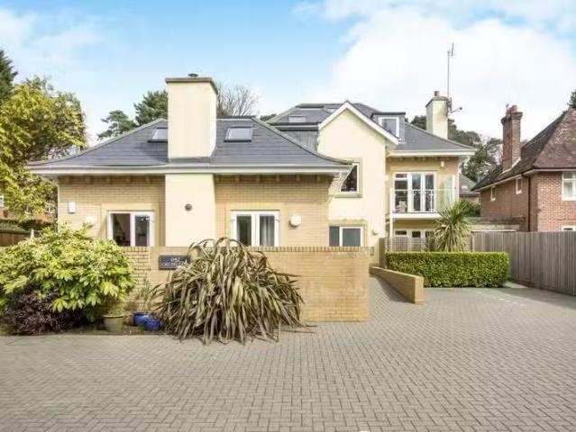 Rental! 2 BA 2 bedroom flat for rent in Branksome Wood Road, B.