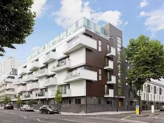For Rent! 2 BA 2 bedroom flat for rent in Forest Road, London.
