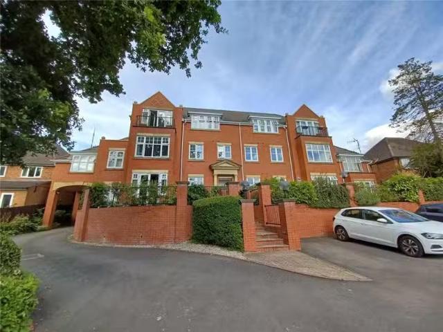For Rent! 2 BA 2 bedroom flat for rent in Lichfield Road, Sutt.