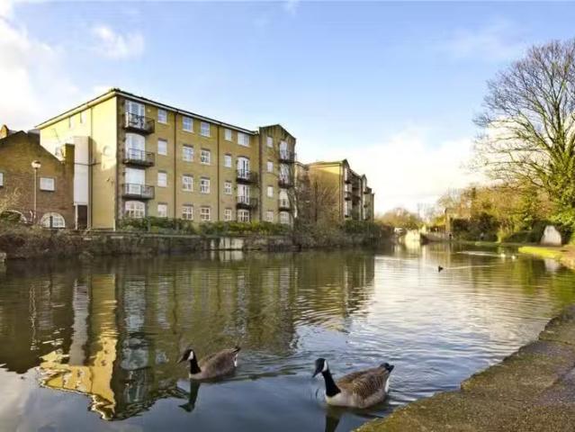 For Rent! 2 BA 2 bedroom flat for rent in Twig Folly Close, Be.
