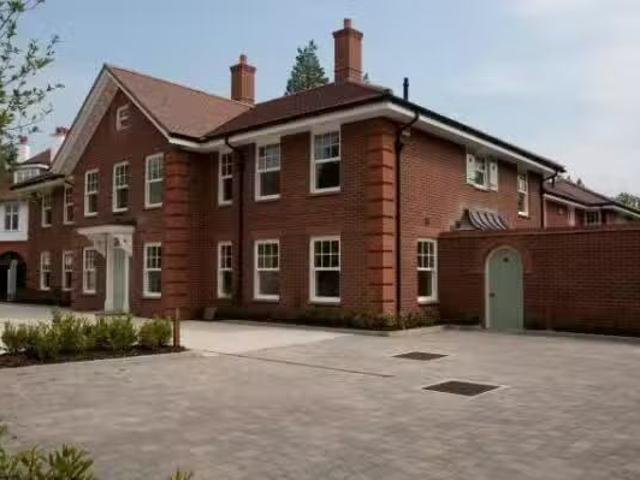 Cheap 2 BA 2 bedroom maisonette for rent in St Anthonys Road.