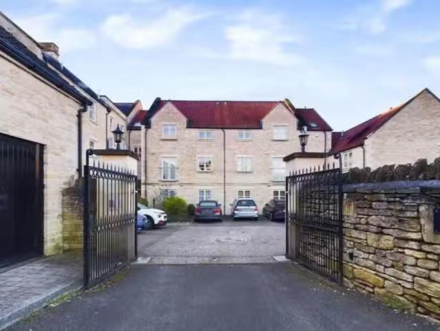For Rent! 2 BA 2 bedroom maisonette for rent in Stones Court.