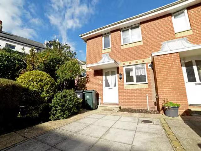 For Rent! 2 BA 2 bedroom mews property for rent in West Street.