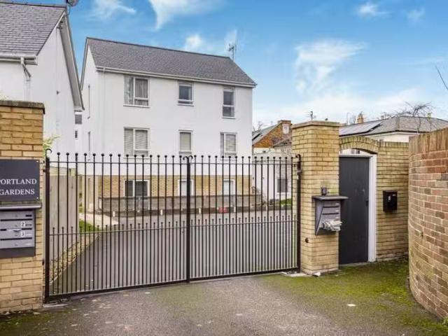 Charming 2 BA 2 bedroom penthouse for rent in Portland Gardens.