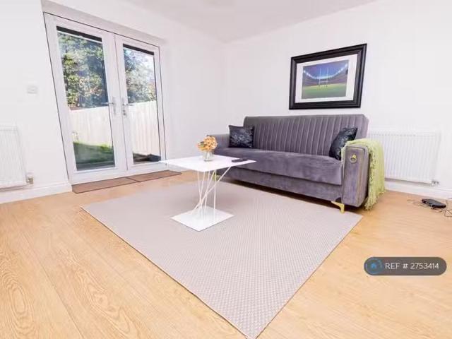 Cozy 2 BA 3 bedroom terraced house for rent in Ivy Close, Bilt.
