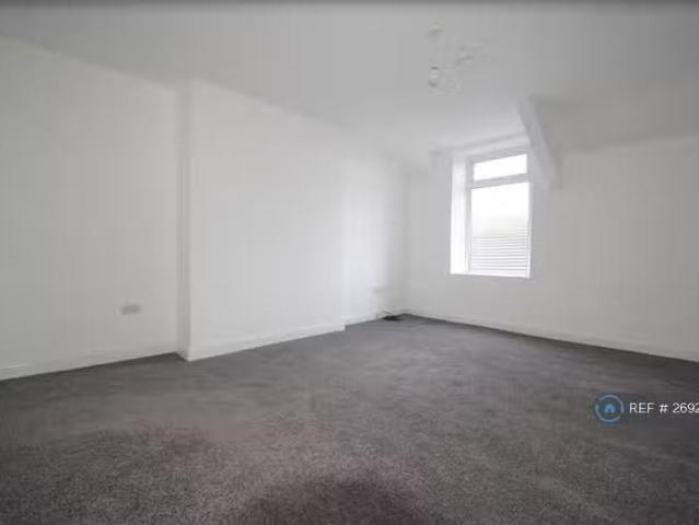 Just in! 2 BA 3 bedroom terraced house for rent in Main Street.