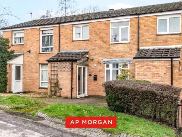 Just in! 2 BA 3 bedroom terraced house for rent in Radnor Clos.