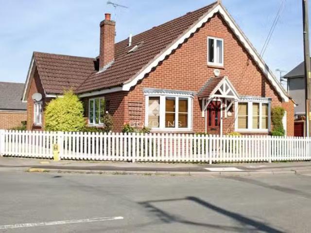 For Rent! 2 BA 3 bedroom detached bungalow for rent in Elwin R.